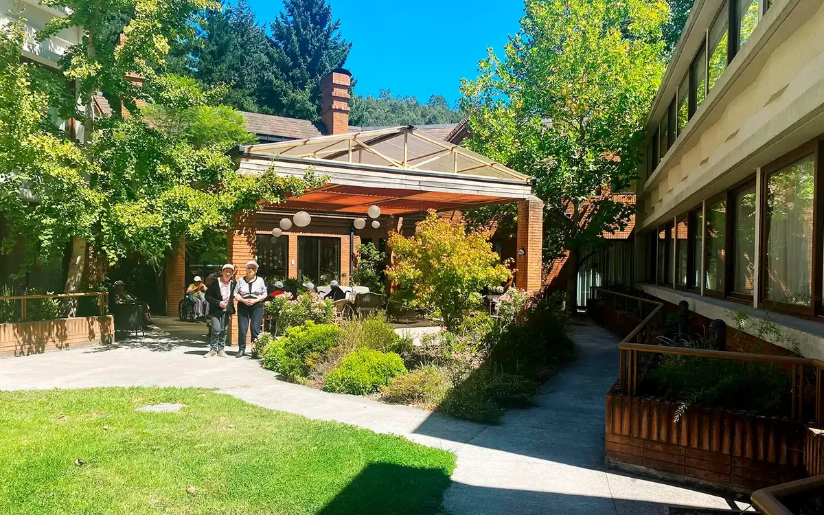 residencia-acalis-montahue-jardin